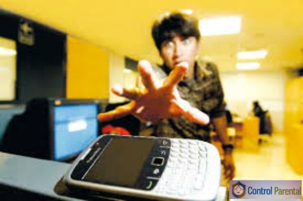 Nomofobia: pánico a quedar sin conexión Nomofobia Fuente Primeras Noticias chico bb