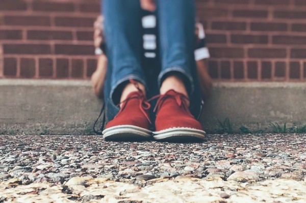 El acoso escolar aisla al niño, merma su autoestima y le impide desarrollarse académica y socialmente.