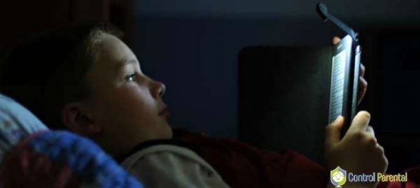 Los niños son especialmente sensibles al impacto de las pantallas. No les dejes el móvil ni la tablet por la noche.
